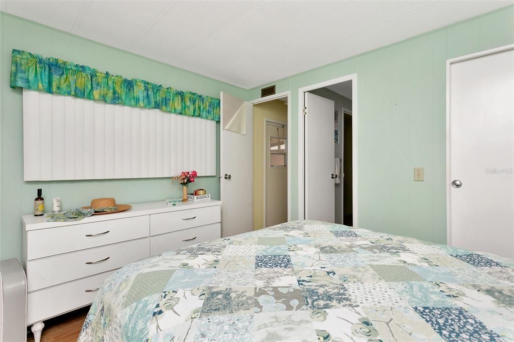 For Sale: $100,000 (2 beds, 2 baths, 719 Square Feet)