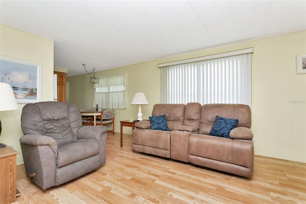 For Sale: $100,000 (2 beds, 2 baths, 719 Square Feet)
