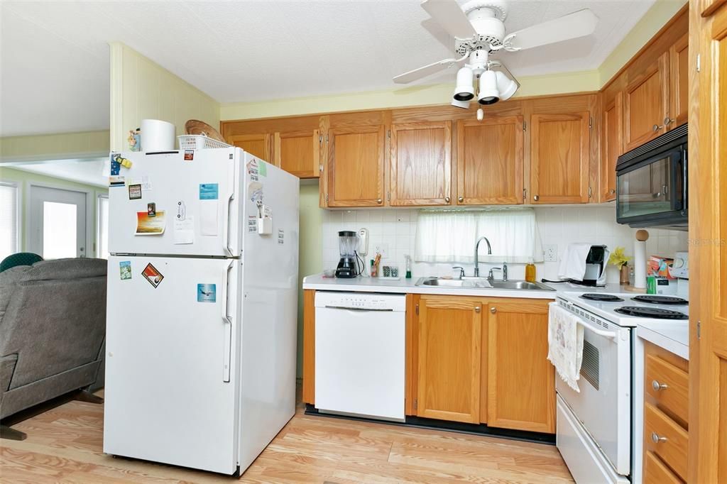 For Sale: $100,000 (2 beds, 2 baths, 719 Square Feet)