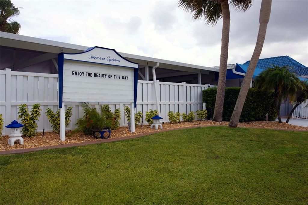 For Sale: $100,000 (2 beds, 2 baths, 719 Square Feet)