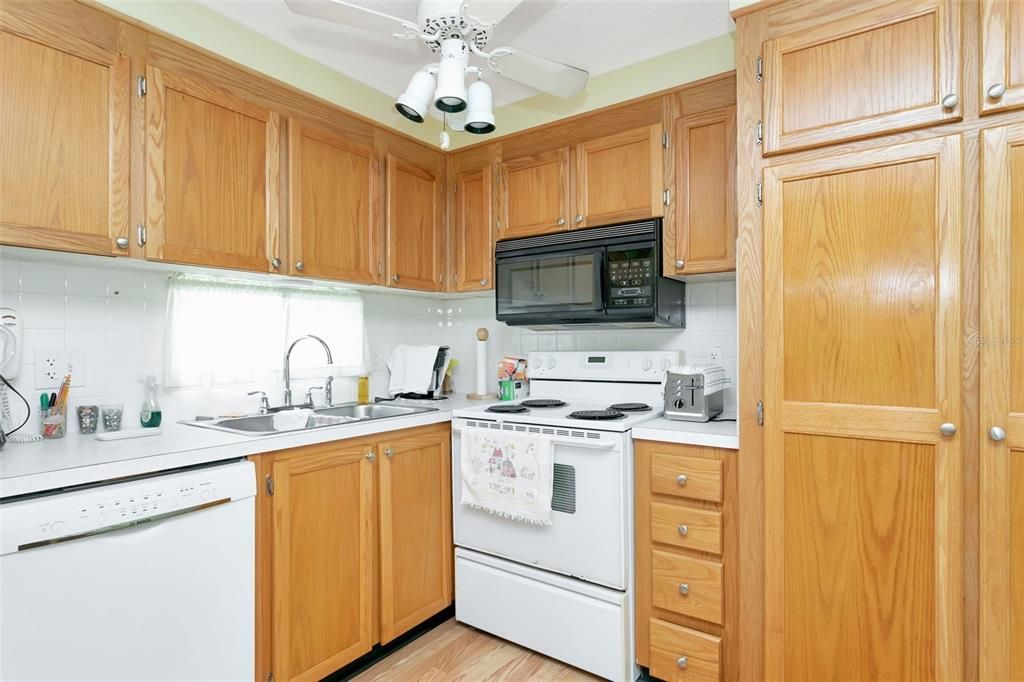 For Sale: $100,000 (2 beds, 2 baths, 719 Square Feet)