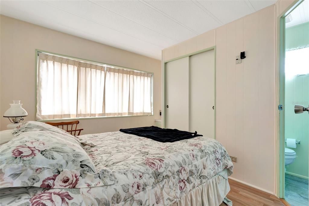 For Sale: $100,000 (2 beds, 2 baths, 719 Square Feet)