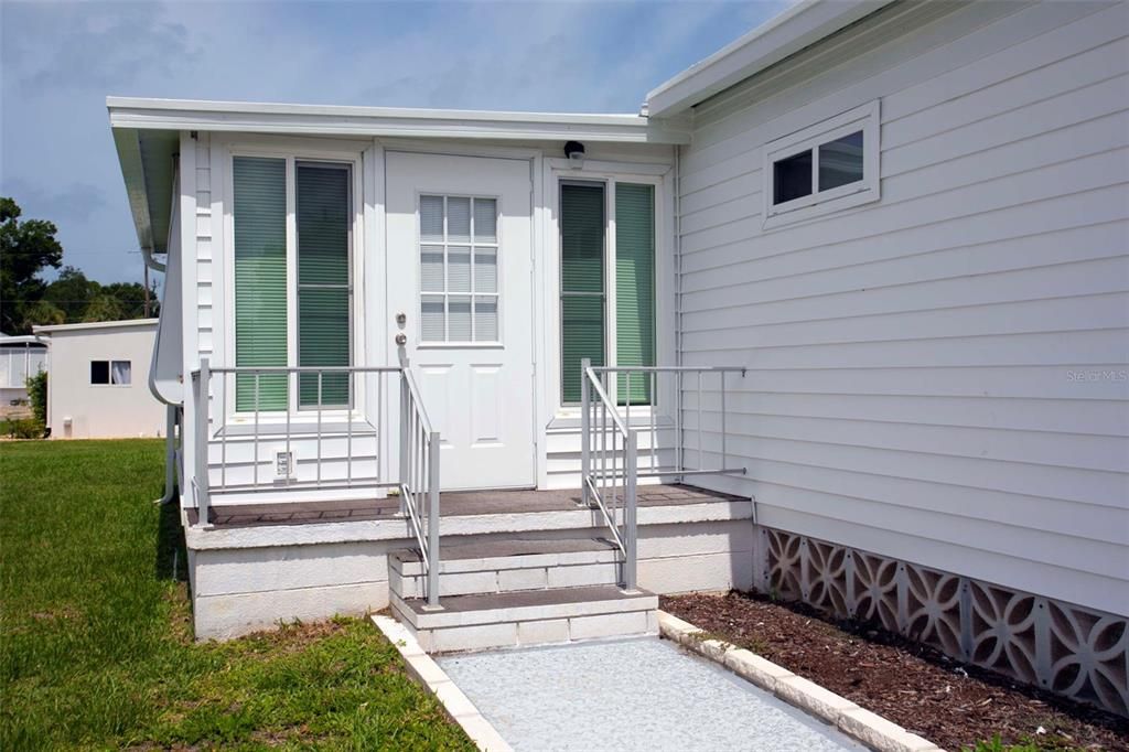 For Sale: $100,000 (2 beds, 2 baths, 719 Square Feet)