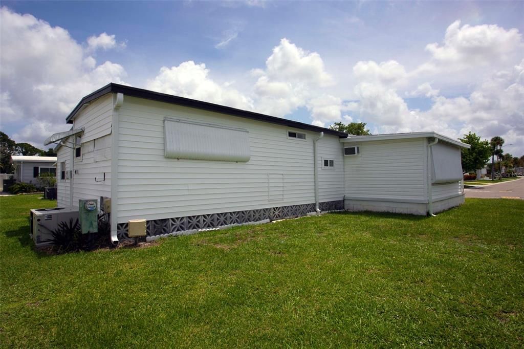 For Sale: $100,000 (2 beds, 2 baths, 719 Square Feet)