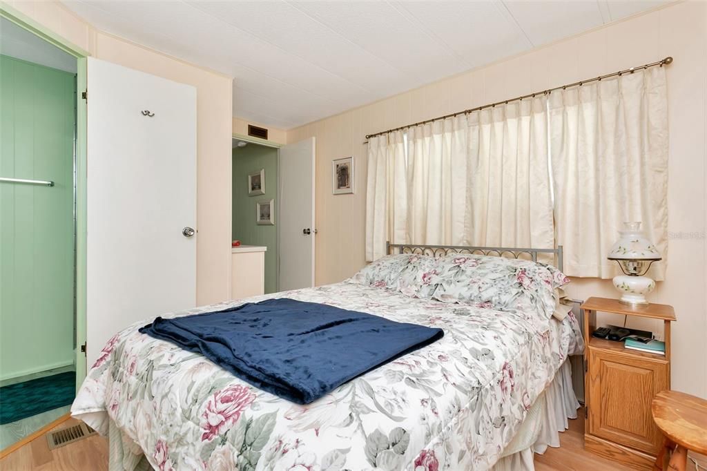 For Sale: $100,000 (2 beds, 2 baths, 719 Square Feet)
