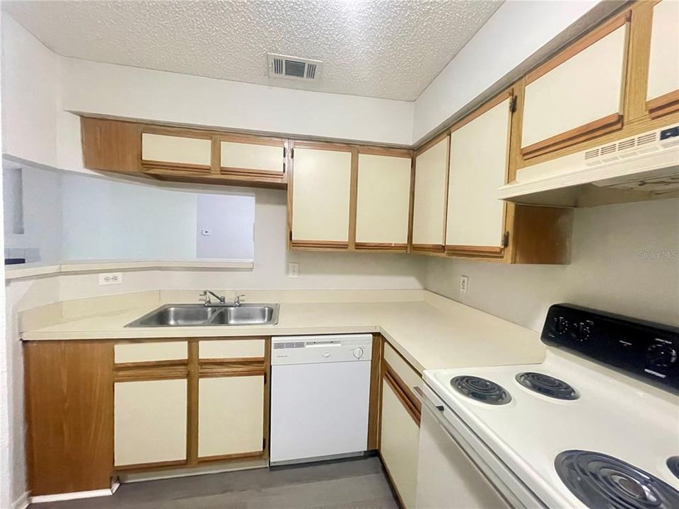 For Rent: $1,385 (1 beds, 1 baths, 862 Square Feet)