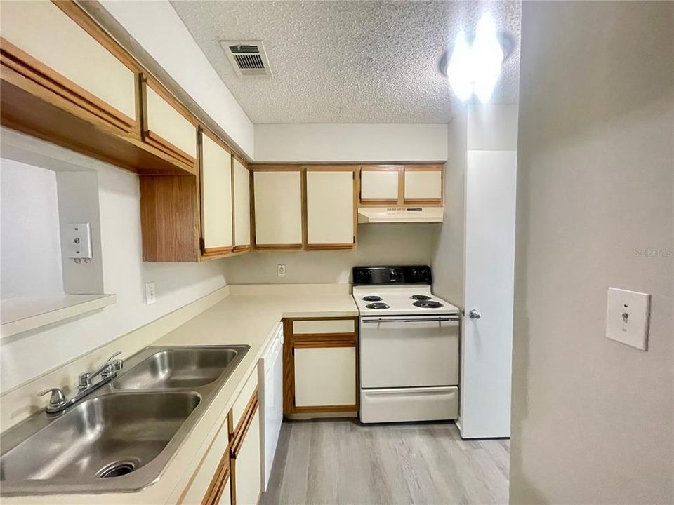 For Rent: $1,385 (1 beds, 1 baths, 862 Square Feet)