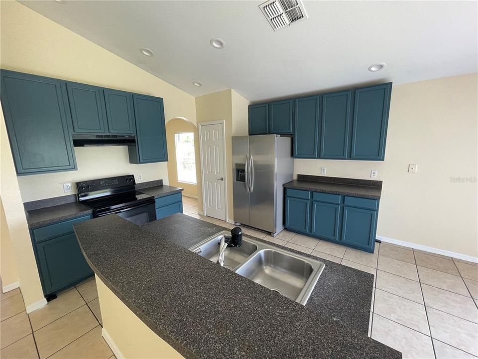 For Sale: $325,000 (4 beds, 2 baths, 2070 Square Feet)