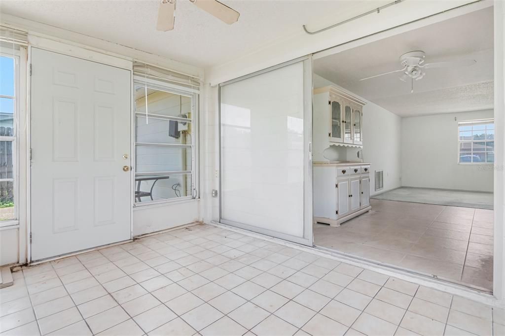 For Sale: $179,900 (2 beds, 1 baths, 909 Square Feet)