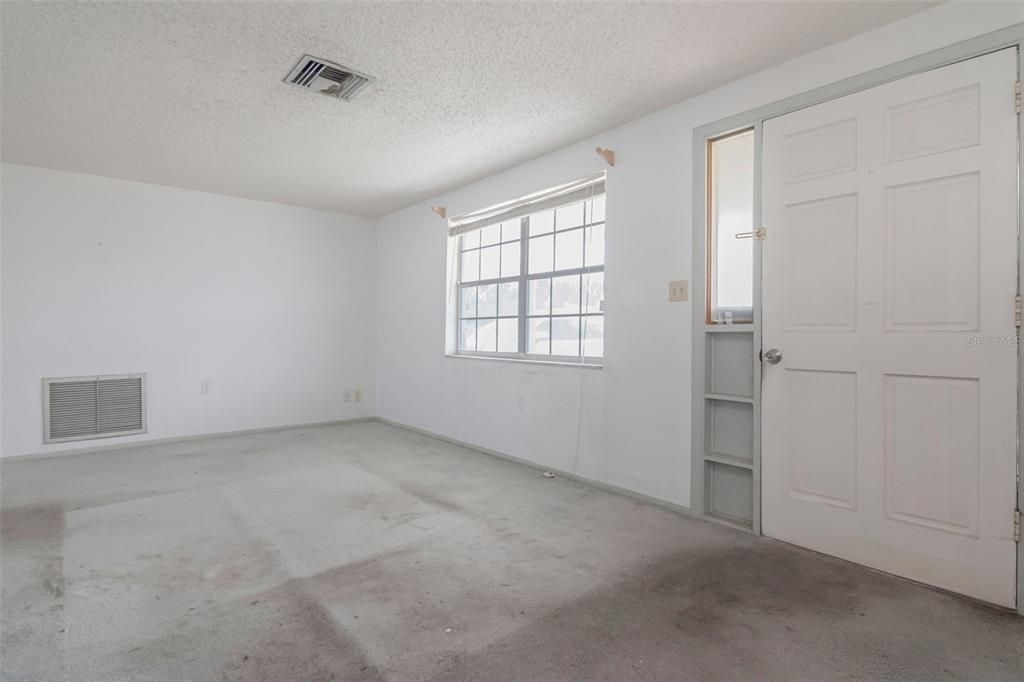 For Sale: $179,900 (2 beds, 1 baths, 909 Square Feet)