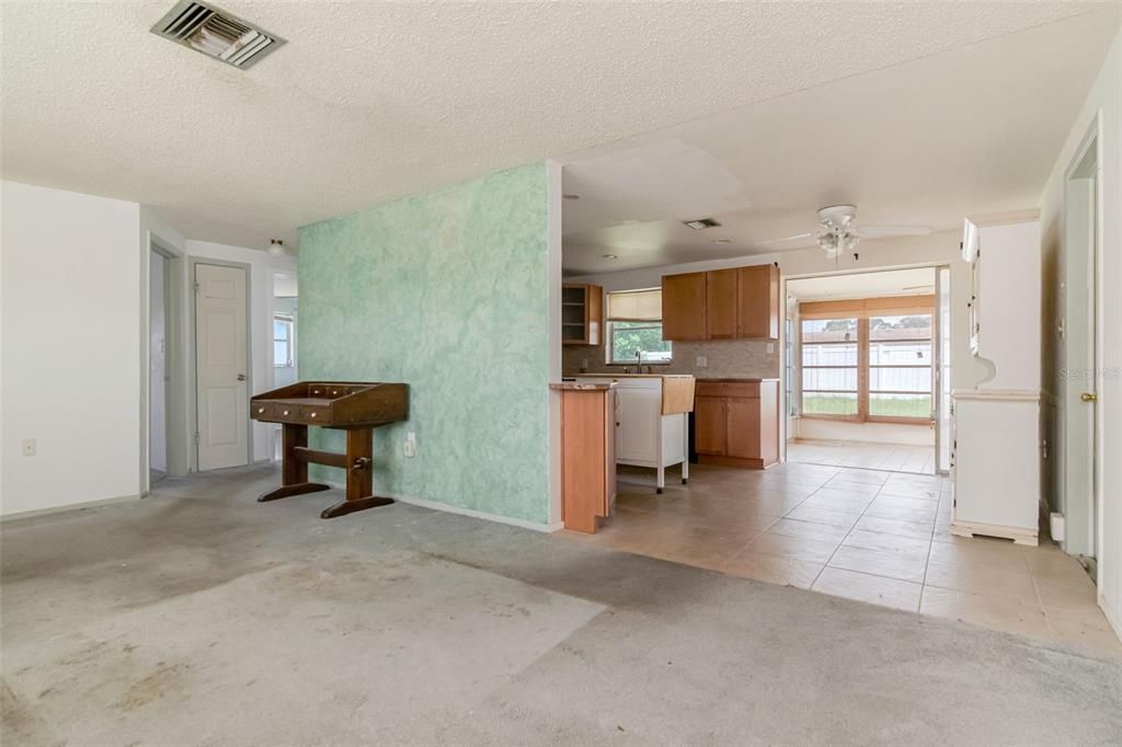 For Sale: $179,900 (2 beds, 1 baths, 909 Square Feet)