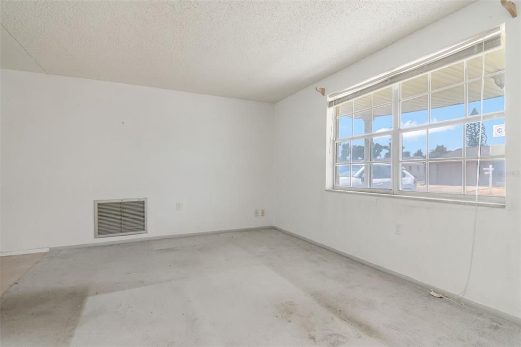 For Sale: $179,900 (2 beds, 1 baths, 909 Square Feet)