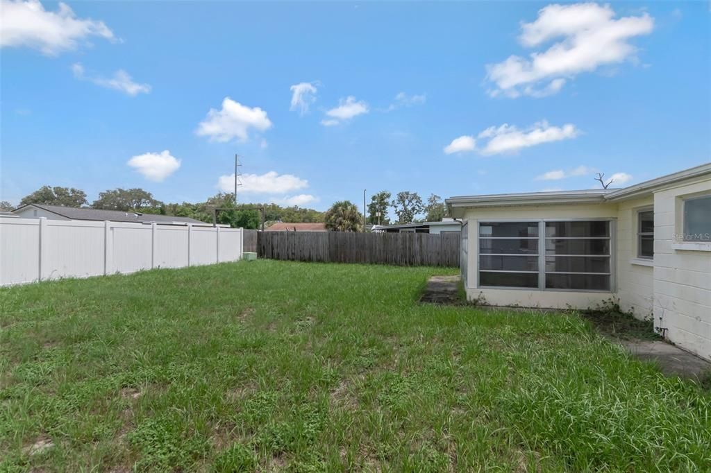 For Sale: $179,900 (2 beds, 1 baths, 909 Square Feet)