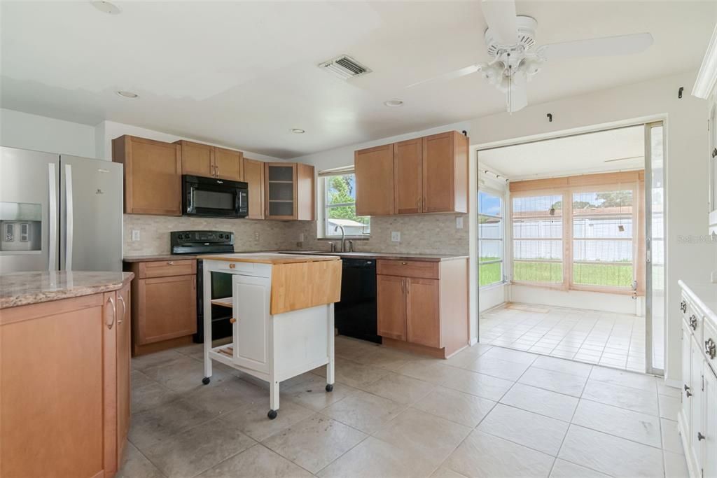 For Sale: $179,900 (2 beds, 1 baths, 909 Square Feet)