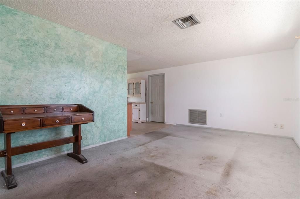 For Sale: $179,900 (2 beds, 1 baths, 909 Square Feet)