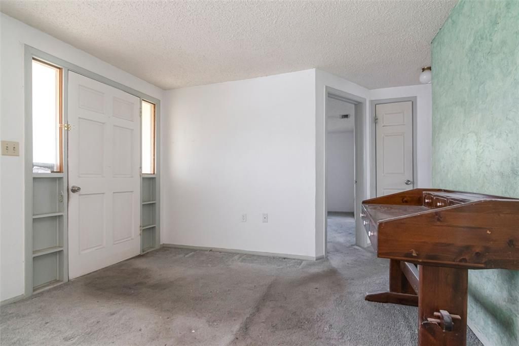 For Sale: $179,900 (2 beds, 1 baths, 909 Square Feet)