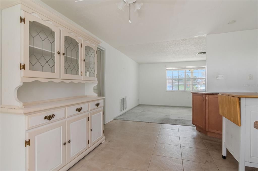 For Sale: $179,900 (2 beds, 1 baths, 909 Square Feet)