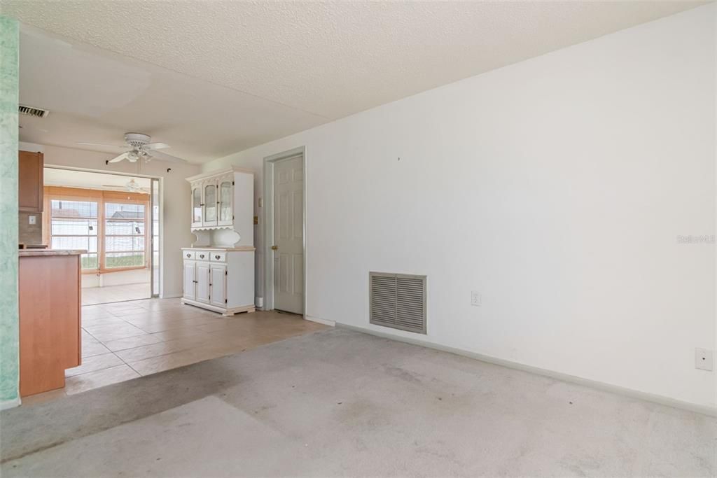 For Sale: $179,900 (2 beds, 1 baths, 909 Square Feet)