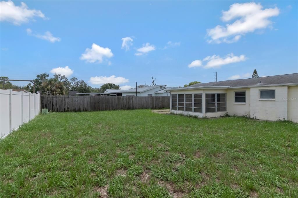 For Sale: $179,900 (2 beds, 1 baths, 909 Square Feet)