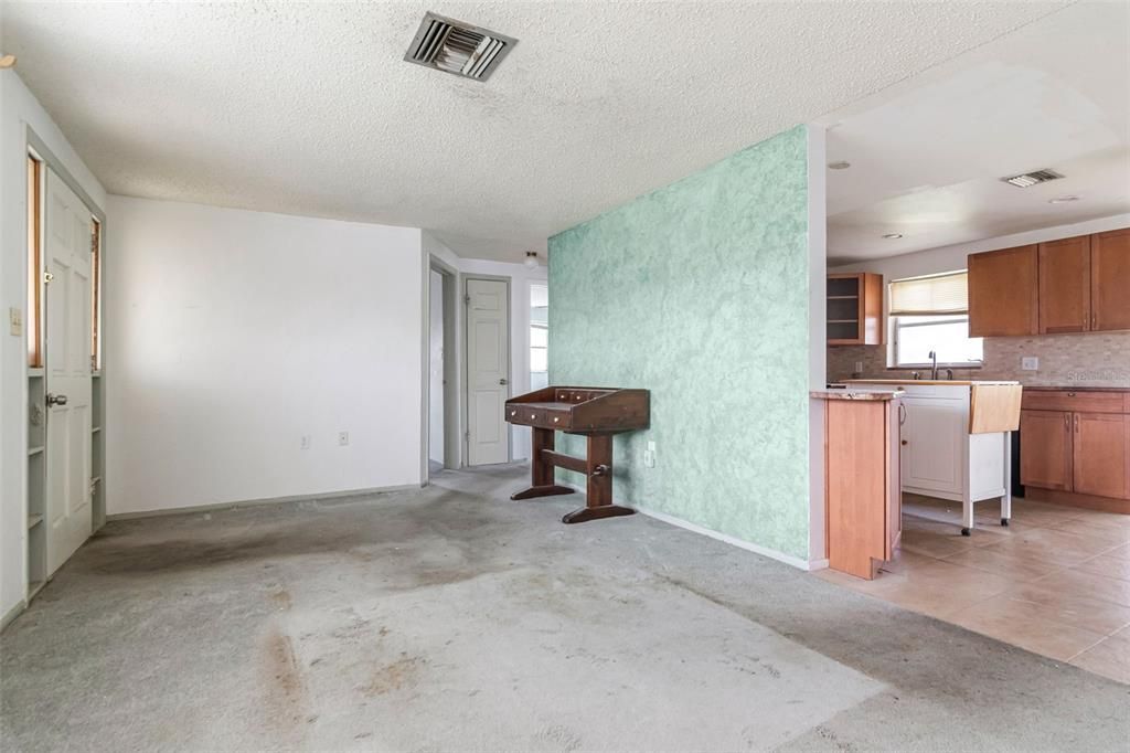 For Sale: $179,900 (2 beds, 1 baths, 909 Square Feet)