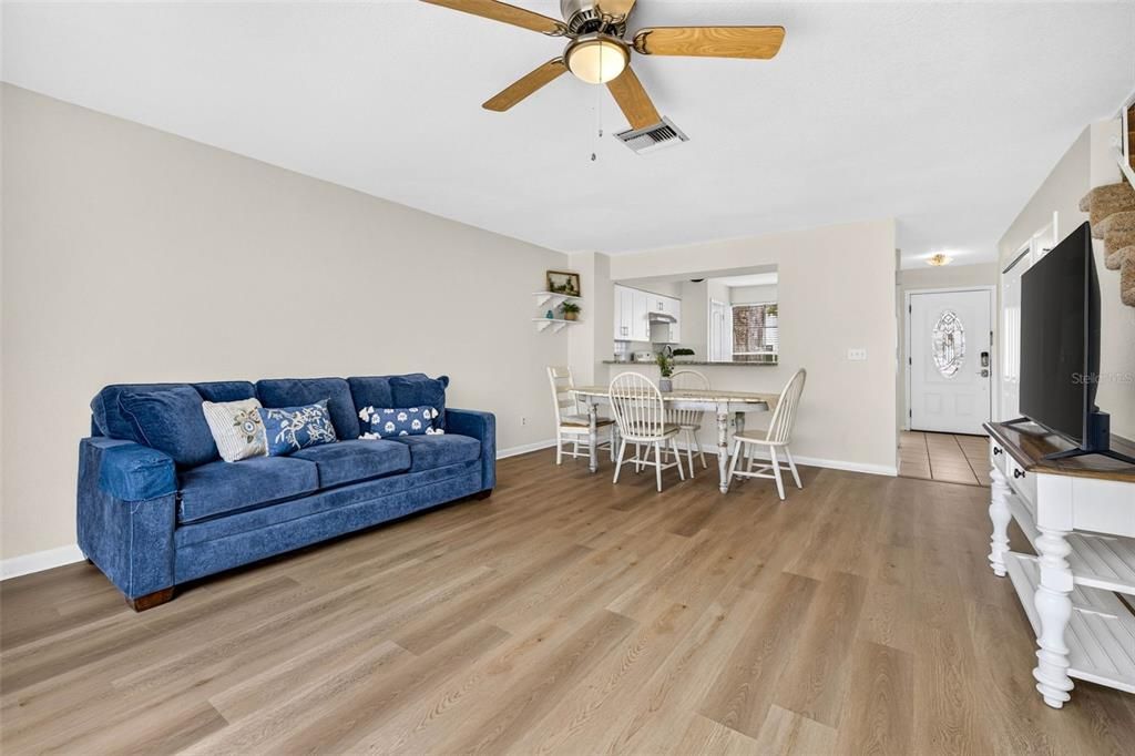 For Sale: $209,900 (2 beds, 2 baths, 1261 Square Feet)