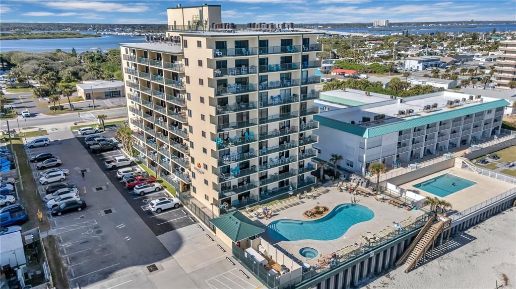 For Sale: $369,000 (2 beds, 2 baths, 720 Square Feet)