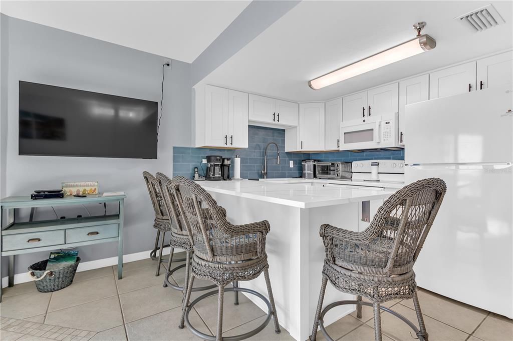 For Sale: $369,000 (2 beds, 2 baths, 720 Square Feet)