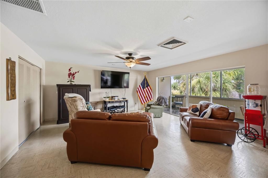 For Sale: $85,900 (2 beds, 2 baths, 919 Square Feet)