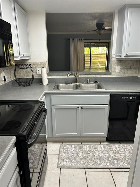 For Sale: $159,000 (2 beds, 2 baths, 995 Square Feet)