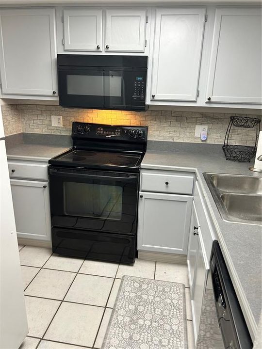 For Sale: $159,000 (2 beds, 2 baths, 995 Square Feet)