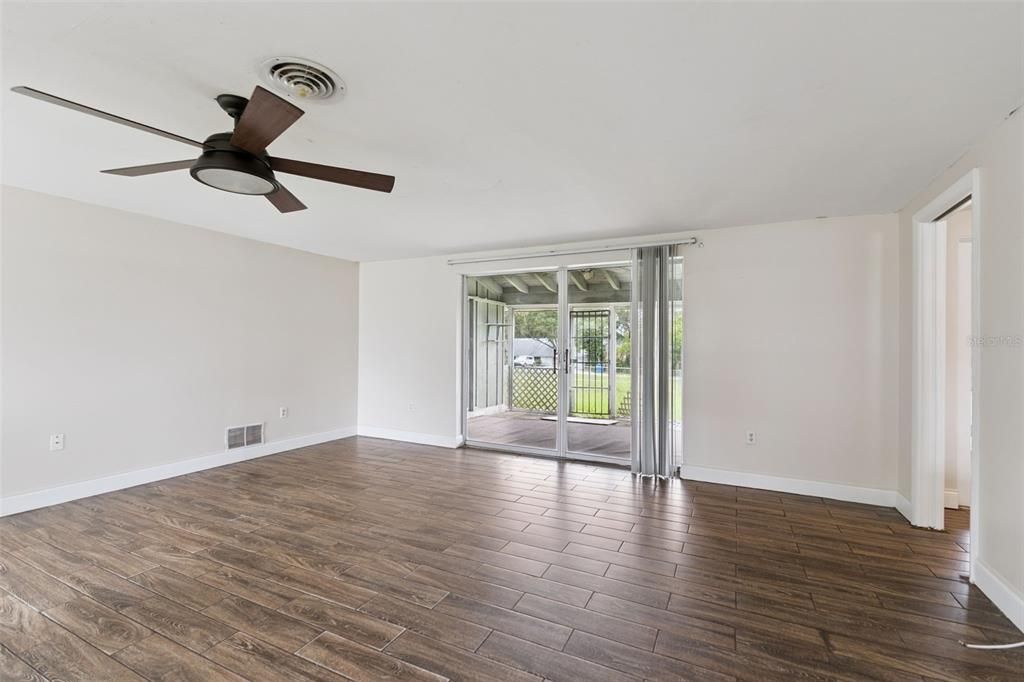 For Sale: $185,000 (3 beds, 2 baths, 1378 Square Feet)