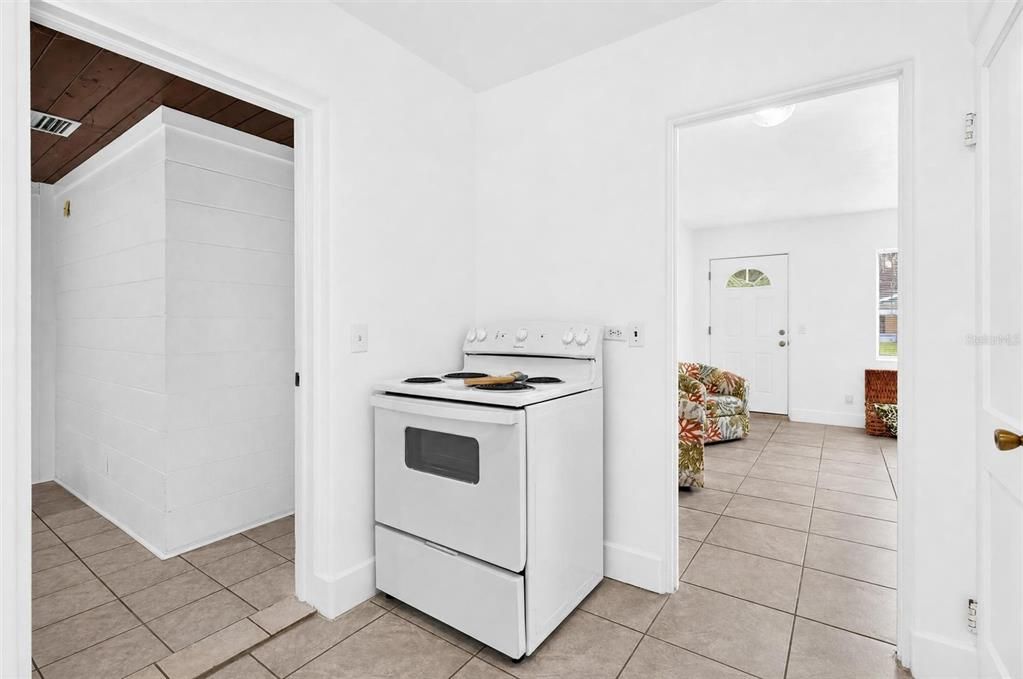 For Sale: $175,000 (2 beds, 1 baths, 755 Square Feet)