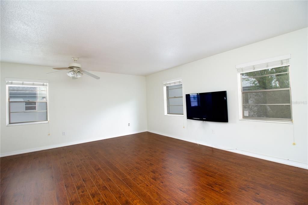 For Sale: $110,000 (1 beds, 1 baths, 732 Square Feet)