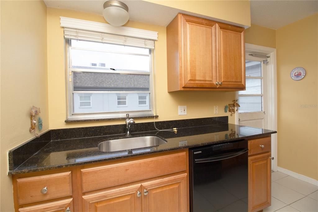 For Sale: $110,000 (1 beds, 1 baths, 732 Square Feet)