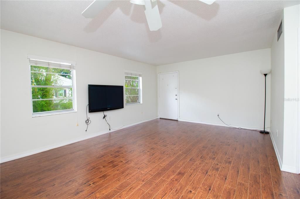 For Sale: $110,000 (1 beds, 1 baths, 732 Square Feet)