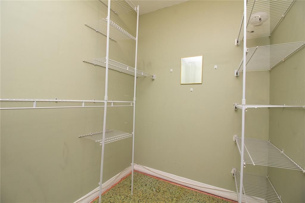 For Sale: $110,000 (1 beds, 1 baths, 732 Square Feet)
