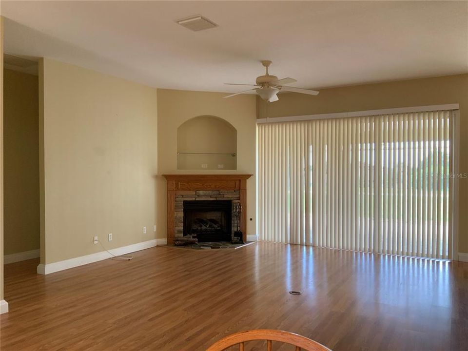 For Sale: $349,000 (4 beds, 2 baths, 1959 Square Feet)