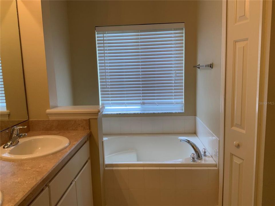 For Sale: $349,000 (4 beds, 2 baths, 1959 Square Feet)