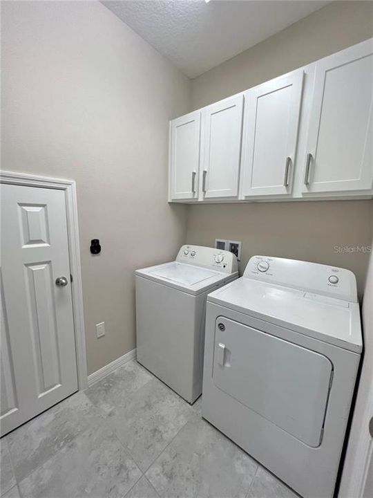 For Rent: $2,950 (4 beds, 2 baths, 2566 Square Feet)