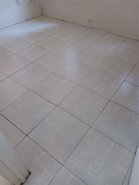For Sale: $110,000 (2 beds, 1 baths, 761 Square Feet)