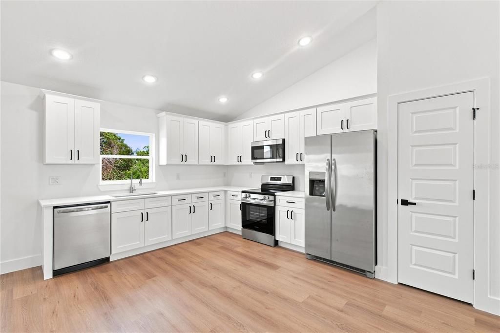 На продажу: $288,900 (3 спален, 2 ванн, 1665 Квадратных фут)