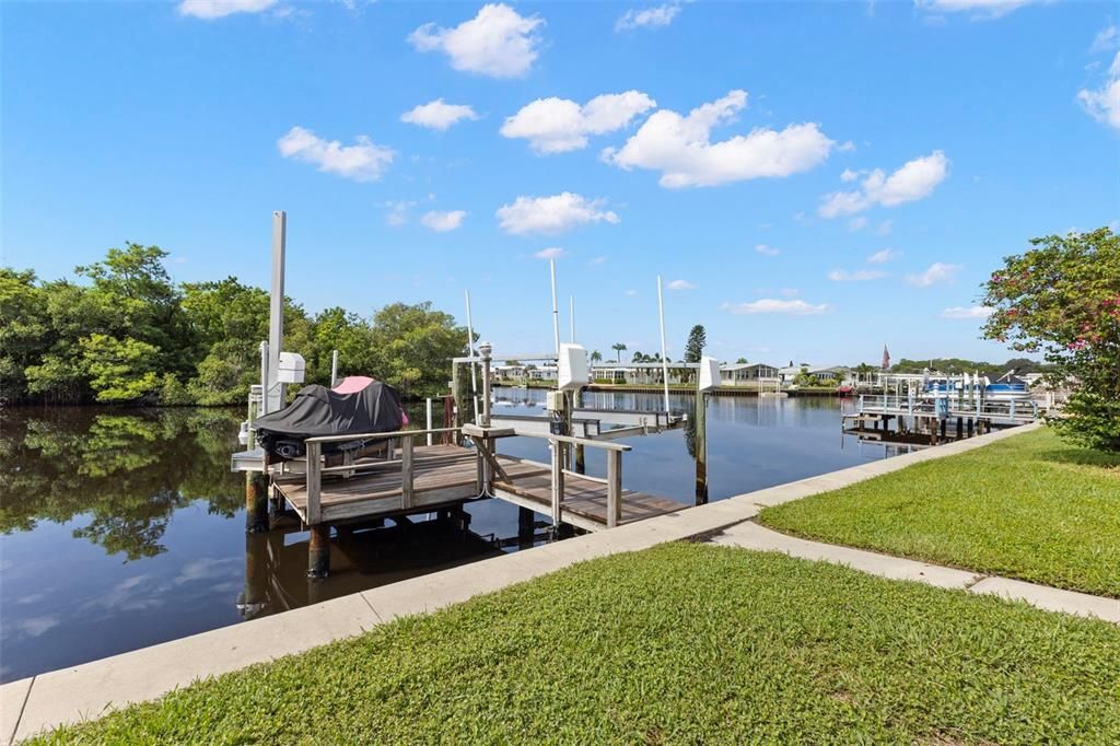 For Sale: $285,000 (2 beds, 1 baths, 930 Square Feet)