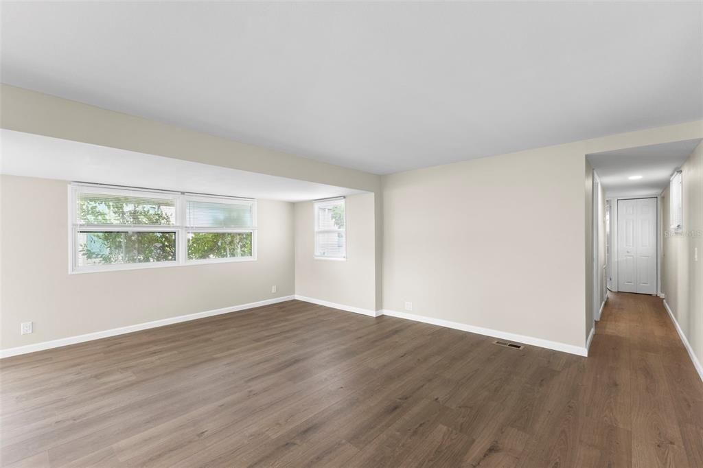 For Sale: $285,000 (2 beds, 1 baths, 930 Square Feet)