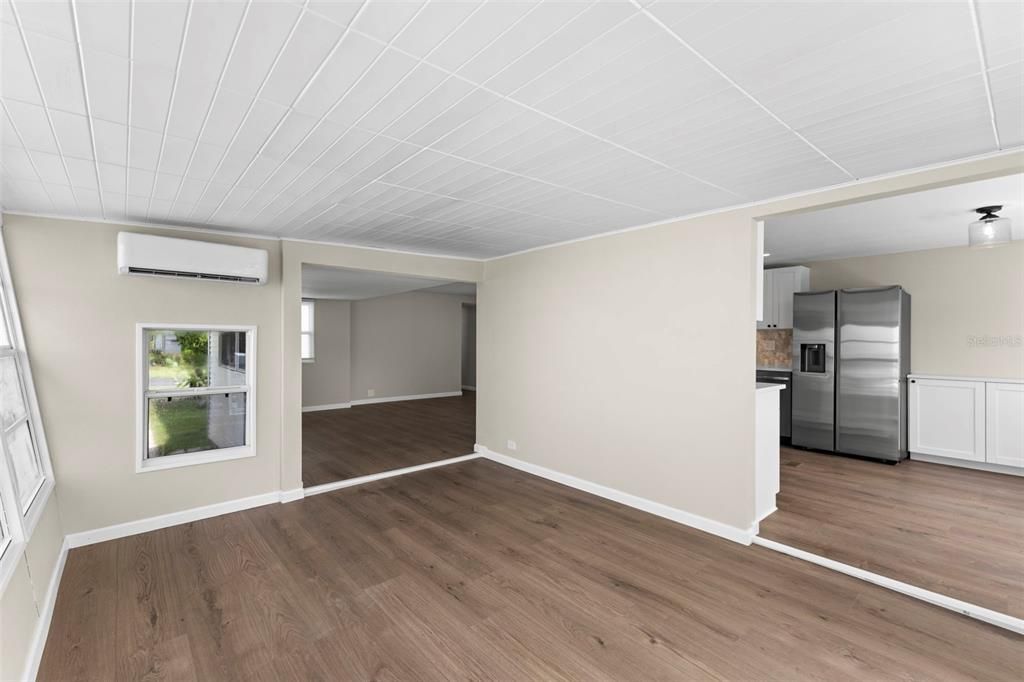 For Sale: $285,000 (2 beds, 1 baths, 930 Square Feet)