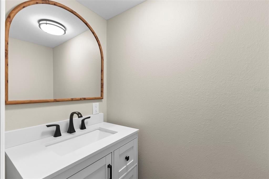 For Sale: $285,000 (2 beds, 1 baths, 930 Square Feet)