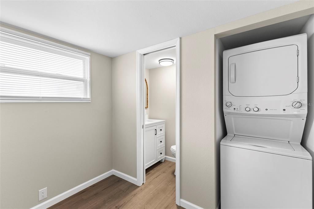 For Sale: $285,000 (2 beds, 1 baths, 930 Square Feet)