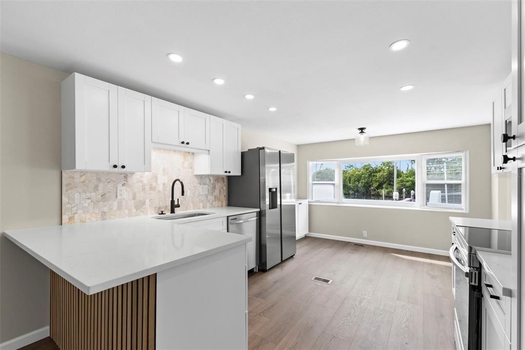 For Sale: $285,000 (2 beds, 1 baths, 930 Square Feet)