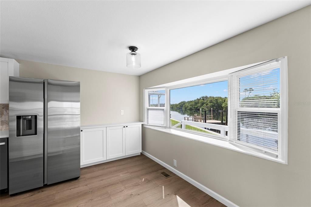 For Sale: $285,000 (2 beds, 1 baths, 930 Square Feet)