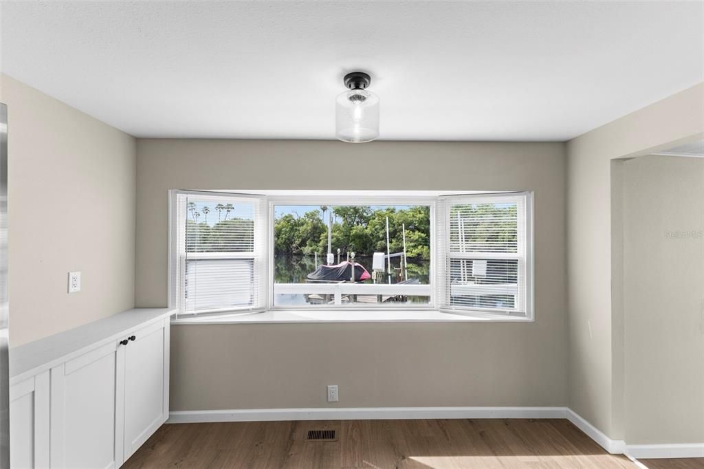 For Sale: $285,000 (2 beds, 1 baths, 930 Square Feet)