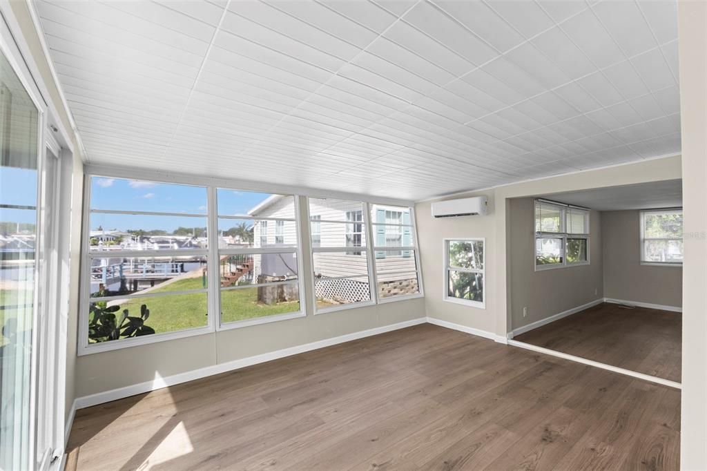 For Sale: $285,000 (2 beds, 1 baths, 930 Square Feet)